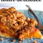 close up photo of peach pie with text layover "peach pie with streusel"