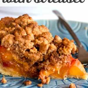 close up photo of peach pie with text layover "peach pie with streusel"