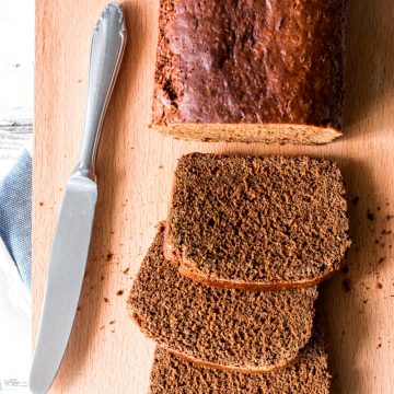 top down view on sliced Ontbijtkoek