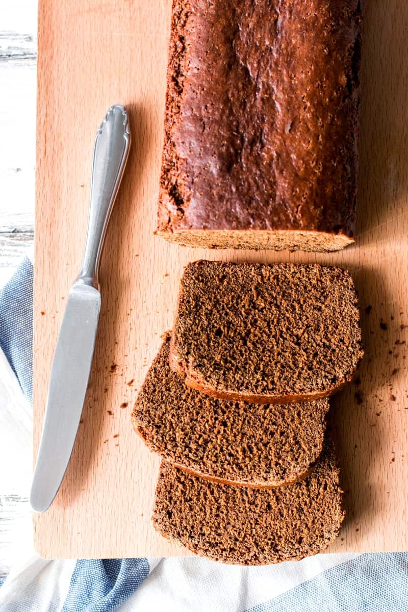 top down view on sliced Ontbijtkoek