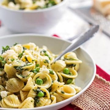 frontal view on white plate with spinach pea pasta