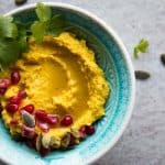Kurkuma Hummus ist ein schneller Snack, der erst noch gesund ist. Nur 5 Minuten Zeitaufwand!