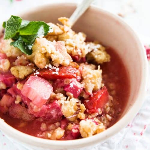 strawberry rhubarb crisp close up