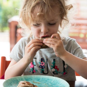 These 4 Ingredient Vegan Banana Oatmeal Pancakes are a quick and easy HEALTHY breakfast recipe, perfect for baby led weaning or toddler finger food.