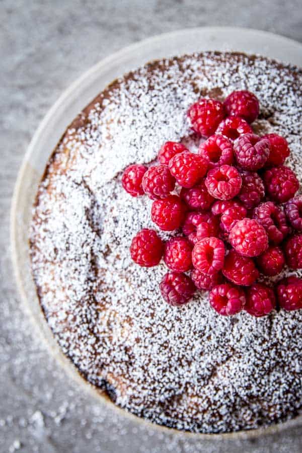 Yogurt raspberry cake is a summery and impressive cake to bake. Follow this simple cake recipe.