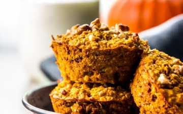 stacked pumpkin oatmeal cups on black dish