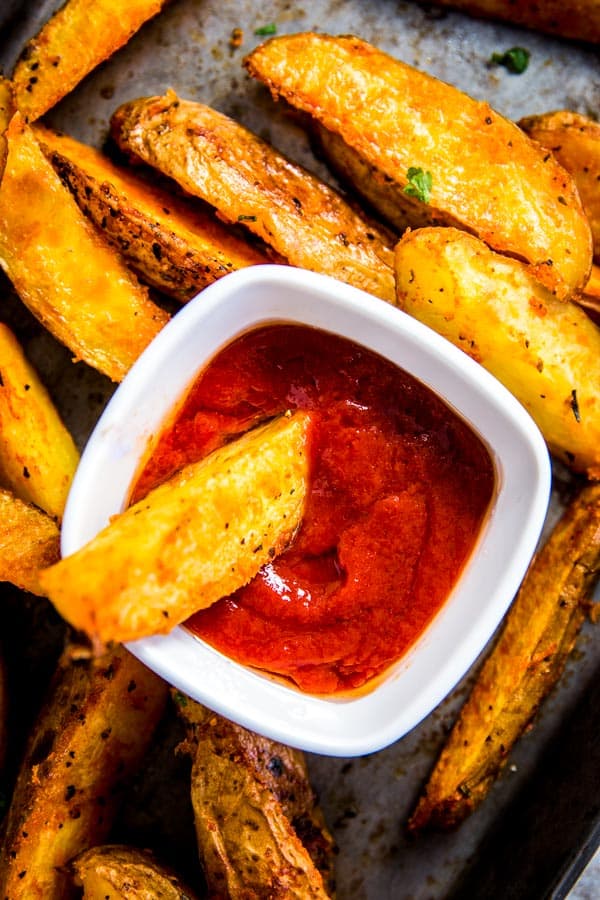 Baked potato wedges with ketchup