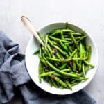 green beans in white bowl