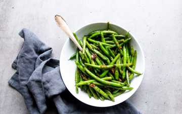 green beans in white bowl