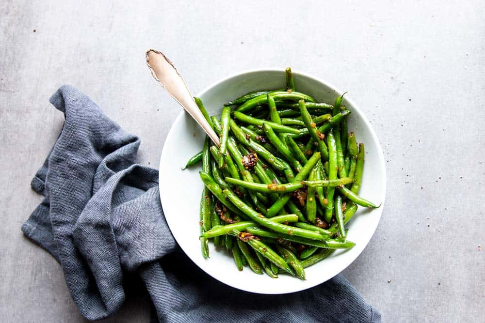 green beans in white bowl