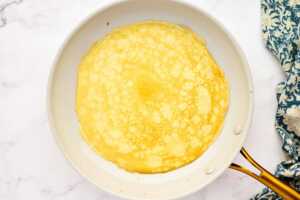 Crêpe in pan.