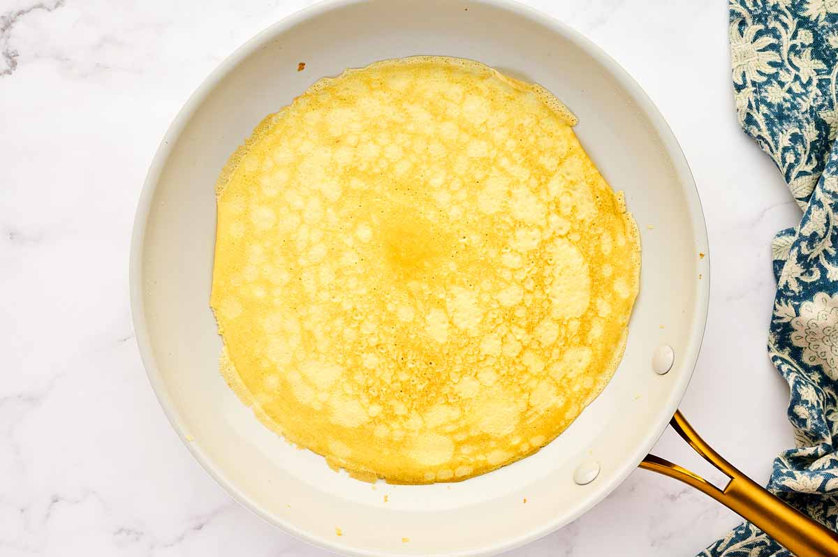 Crêpe in pan.