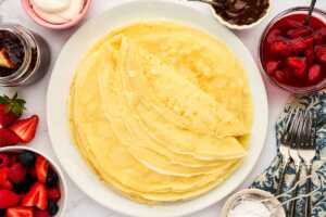 Serving crêpes with toppings.