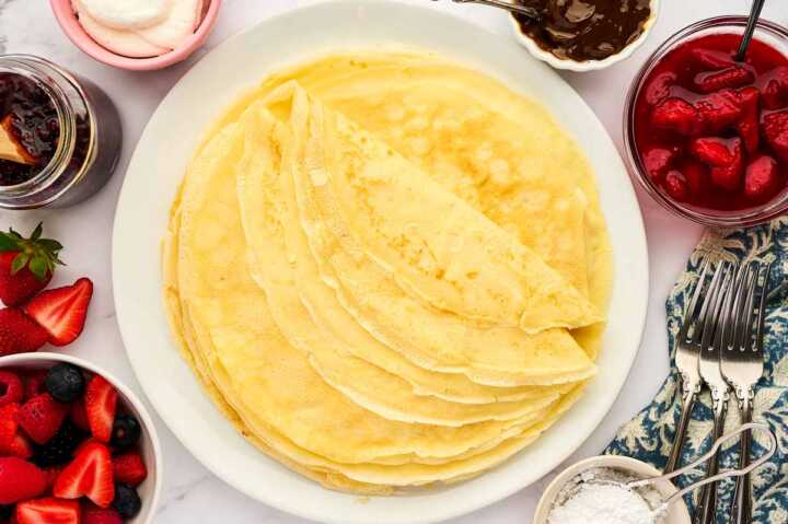 Serving crêpes with toppings.
