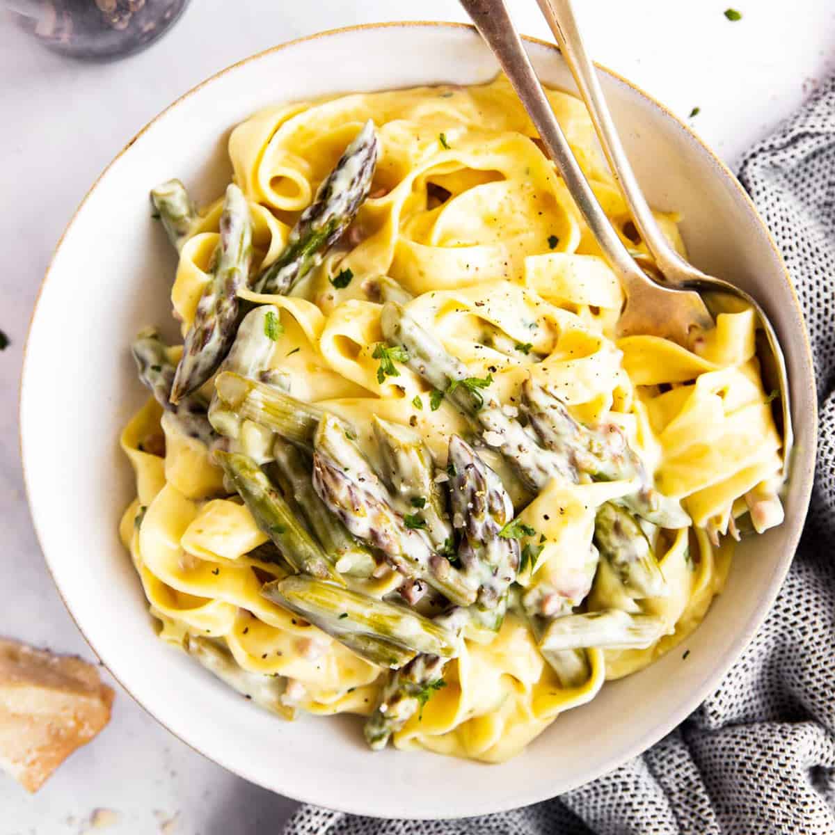 Creamy One Pot Asparagus Pasta Recipe [+ Video] - Savory Nothings