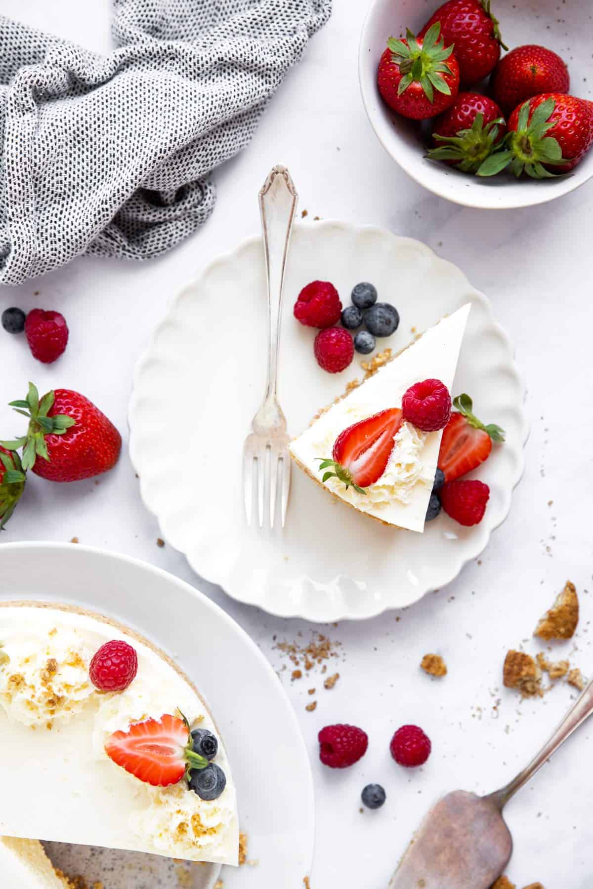 overhead view of plate with cheesecake