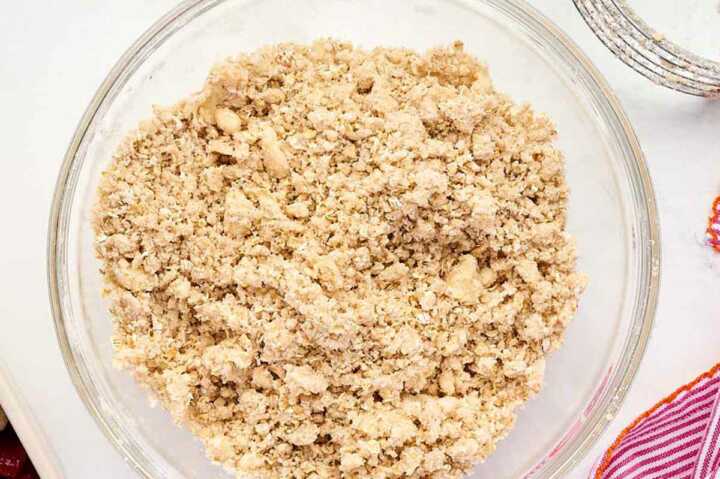 topping for strawberry rhubarb crisp