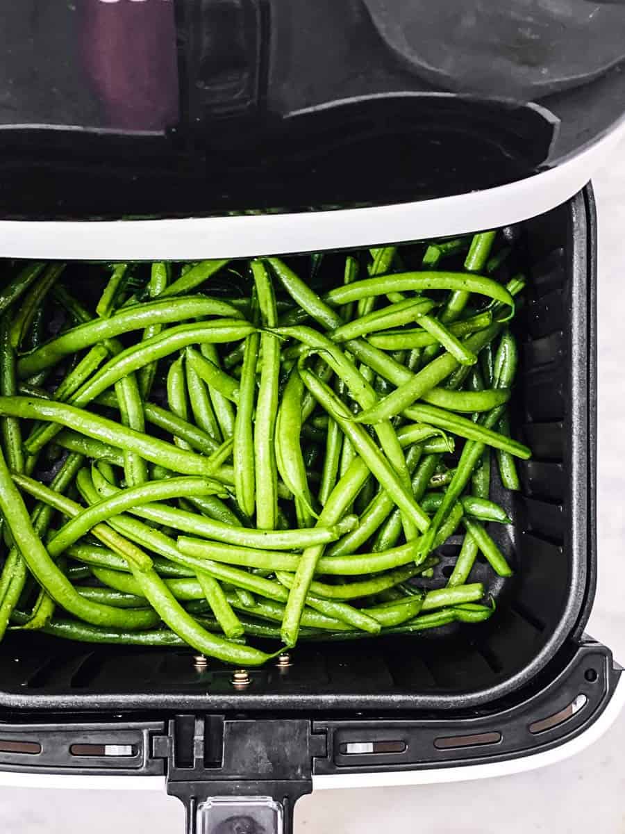 raw green beans in air fryer basket