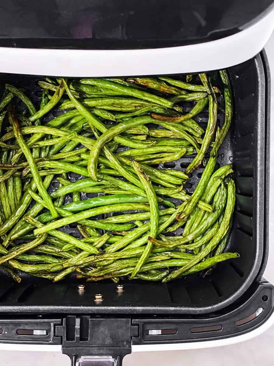 cooked green beans in air fryer basket