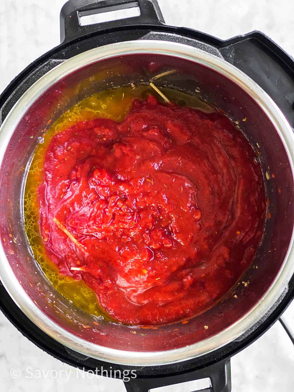 tomato sauce on top of broken spaghetti in instant pot