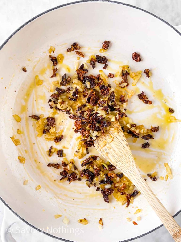 One Pot Creamy Tomato Pasta - Savory Nothings