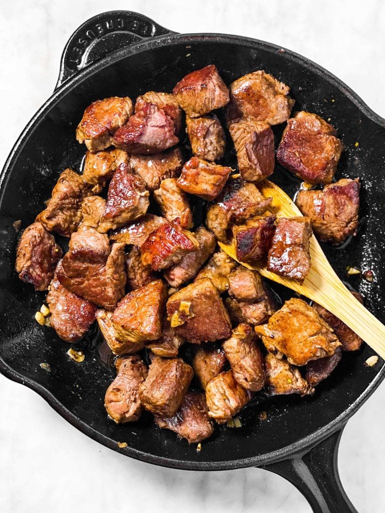 garlic butter steak bites in cast iron skillet