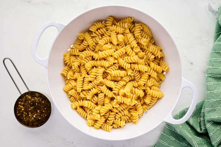 cooked pasta in colander