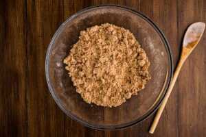 Making streusel is so fun!