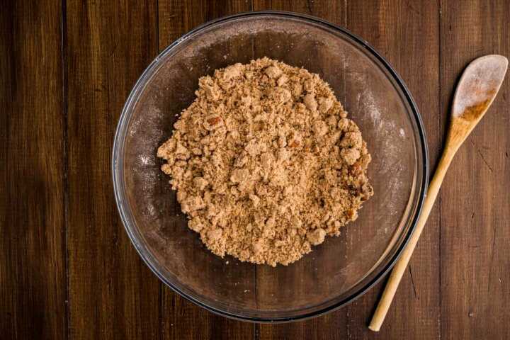 Making streusel is so fun!