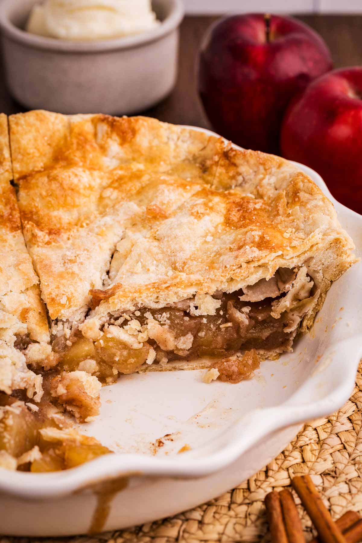 apple pie being sliced