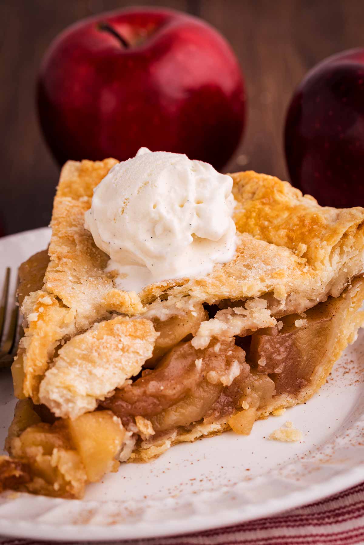 slice of apple pie on a plate