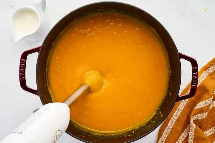 blending pumpkin soup