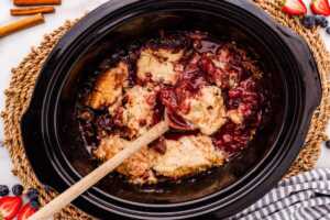 slow cooker berry cobbler being served