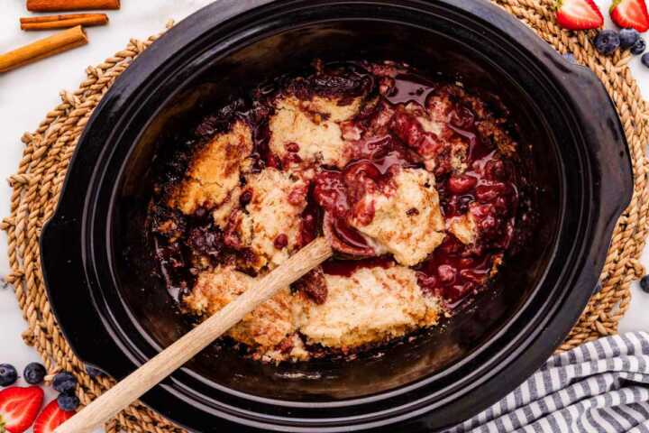 slow cooker berry cobbler being served