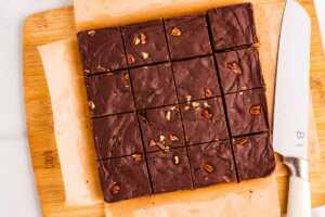 cutting fudge into squares