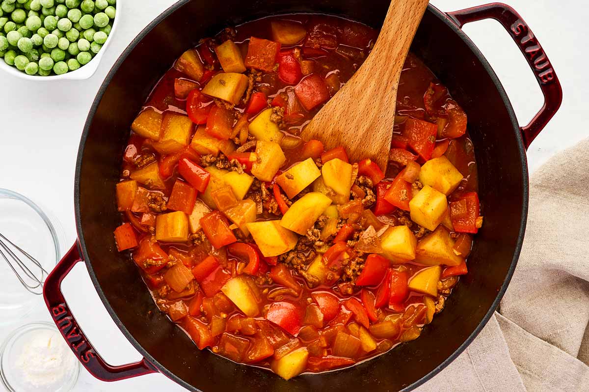 Ground beef and potatoes stew in pot.
